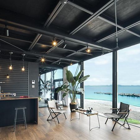 Yokosuka Sky Grey -横須賀のビーチフロントベース- Villa Exteriör bild